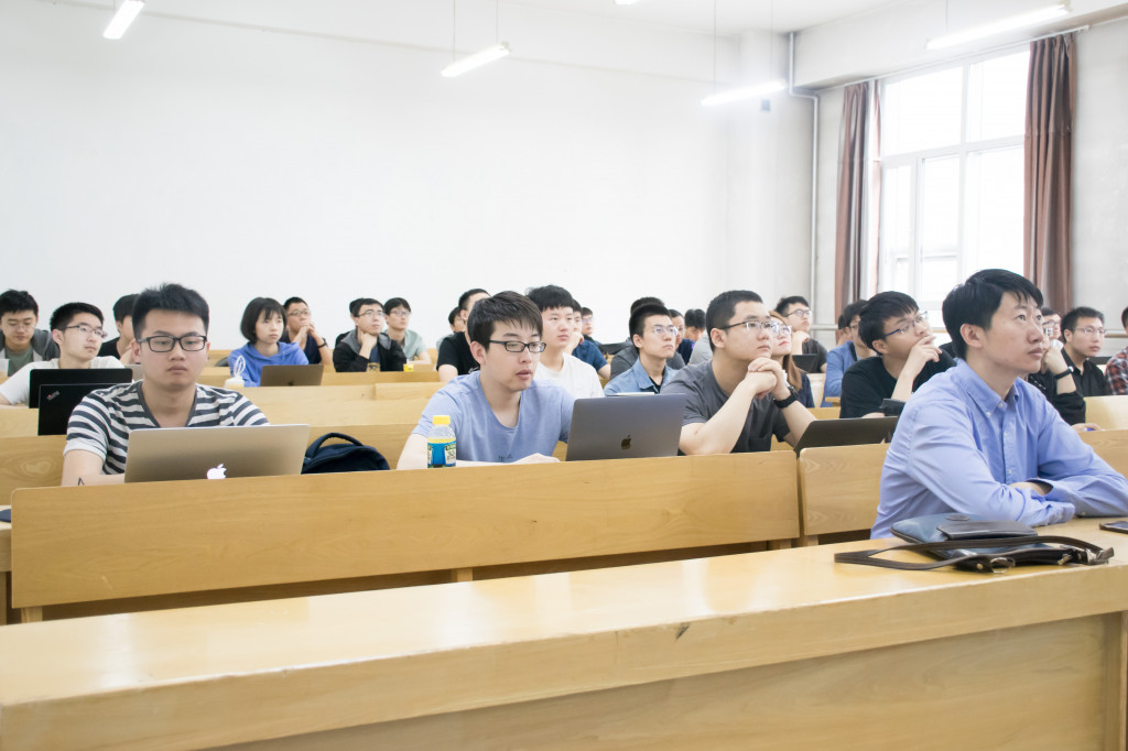 我中心老师同学听刘知远副教授作报告